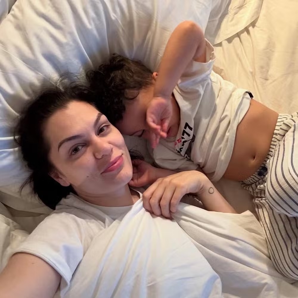 Jessie J desabafa sobre como câncer afetou sua relação com o filho 