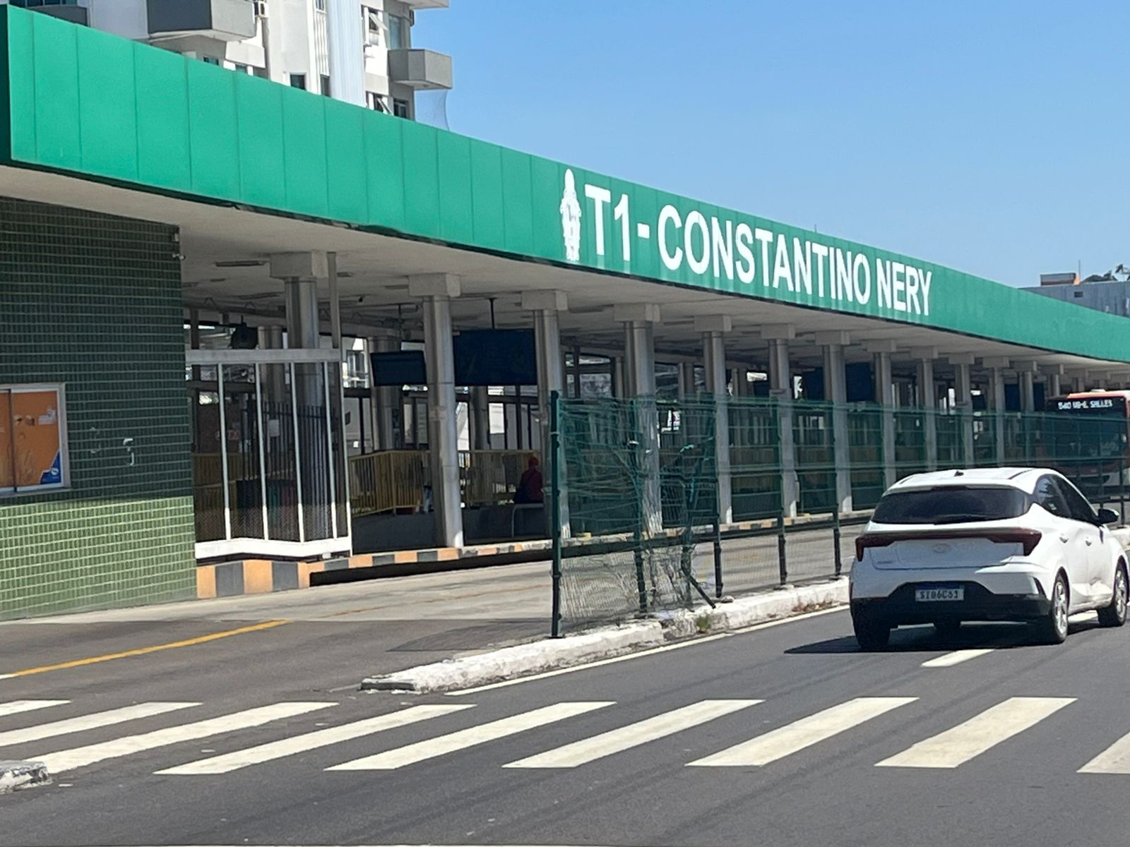 Roda de ônibus passa por cima de perna de agente de limpeza em Manaus