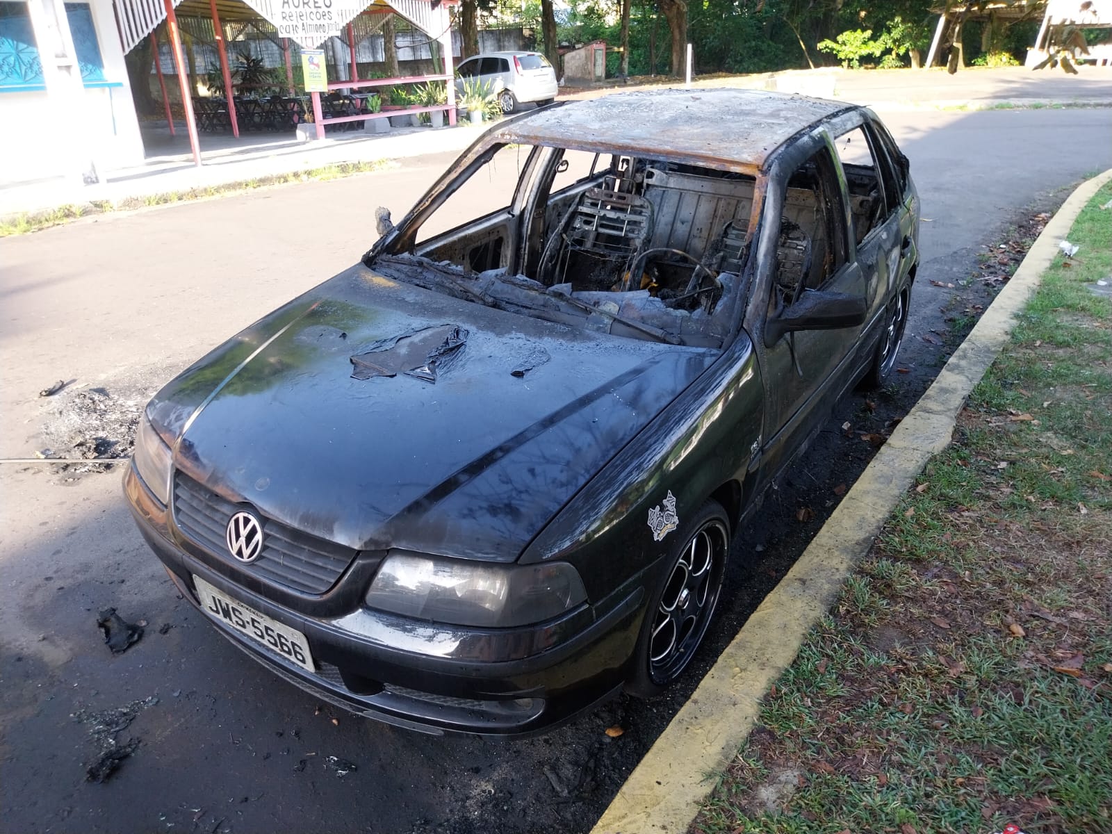 Carro é consumido em incêndio no Conjunto Tocantins 
