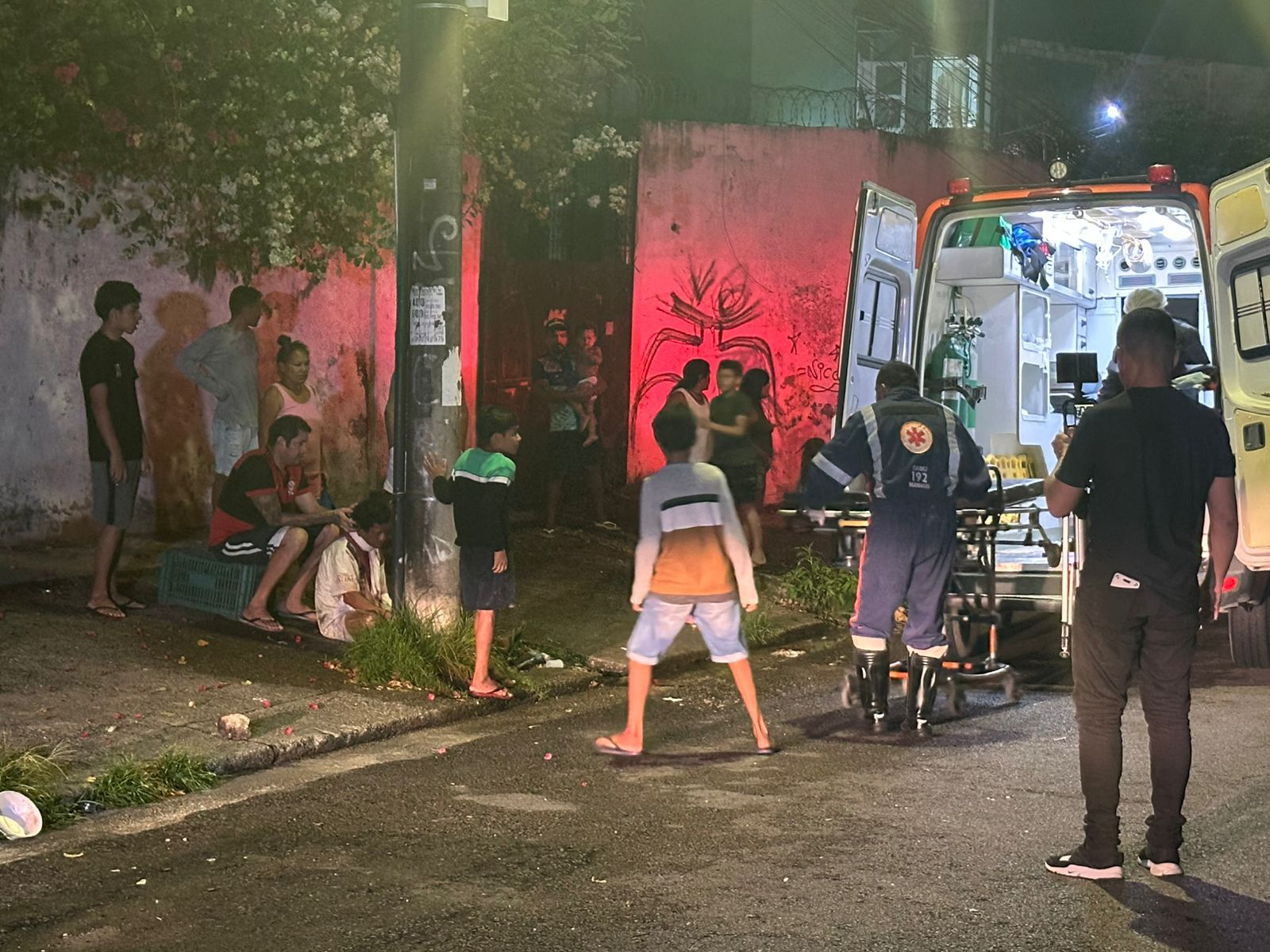 Homem leva facada de morador de rua após discussão na Praça 14