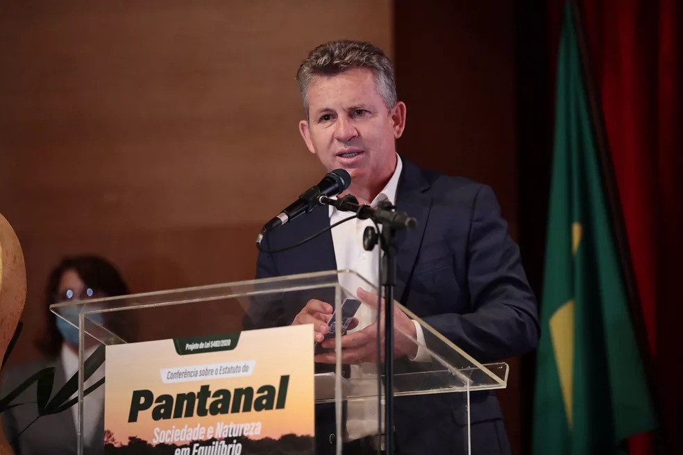 Governador do Mato Grosso quebra costelas após cair de altura de 3 metros 