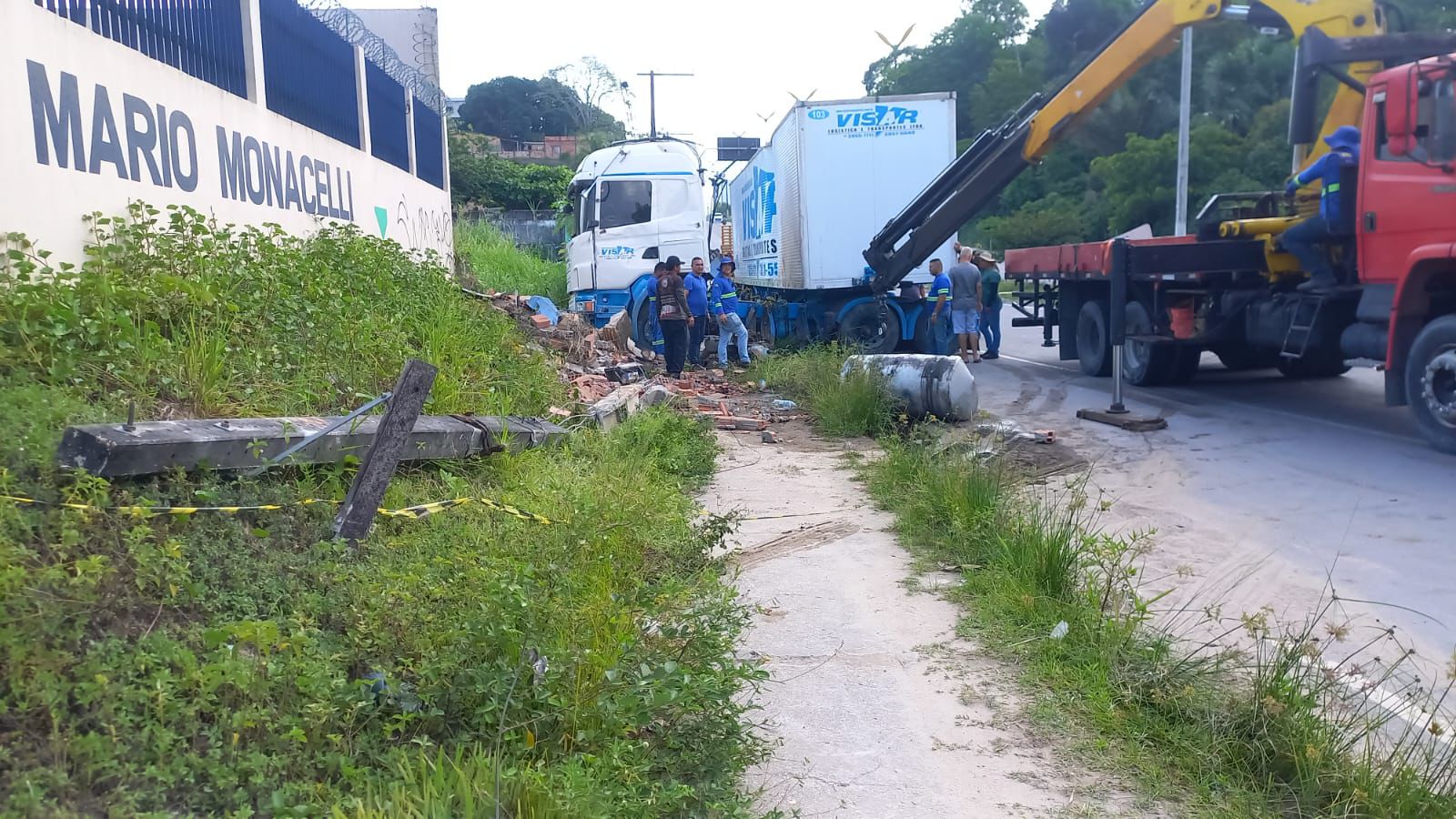 Carreta desgovernada quase atinge escola em Manaus
