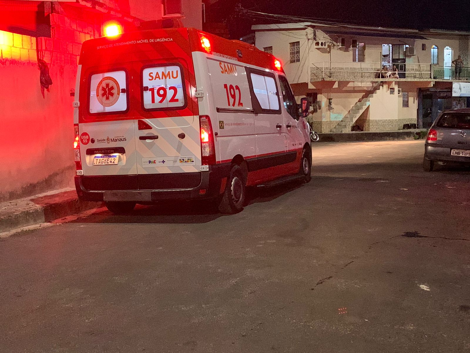 Homem tem braços quebrados em ‘tribunal do crime’ em Manaus