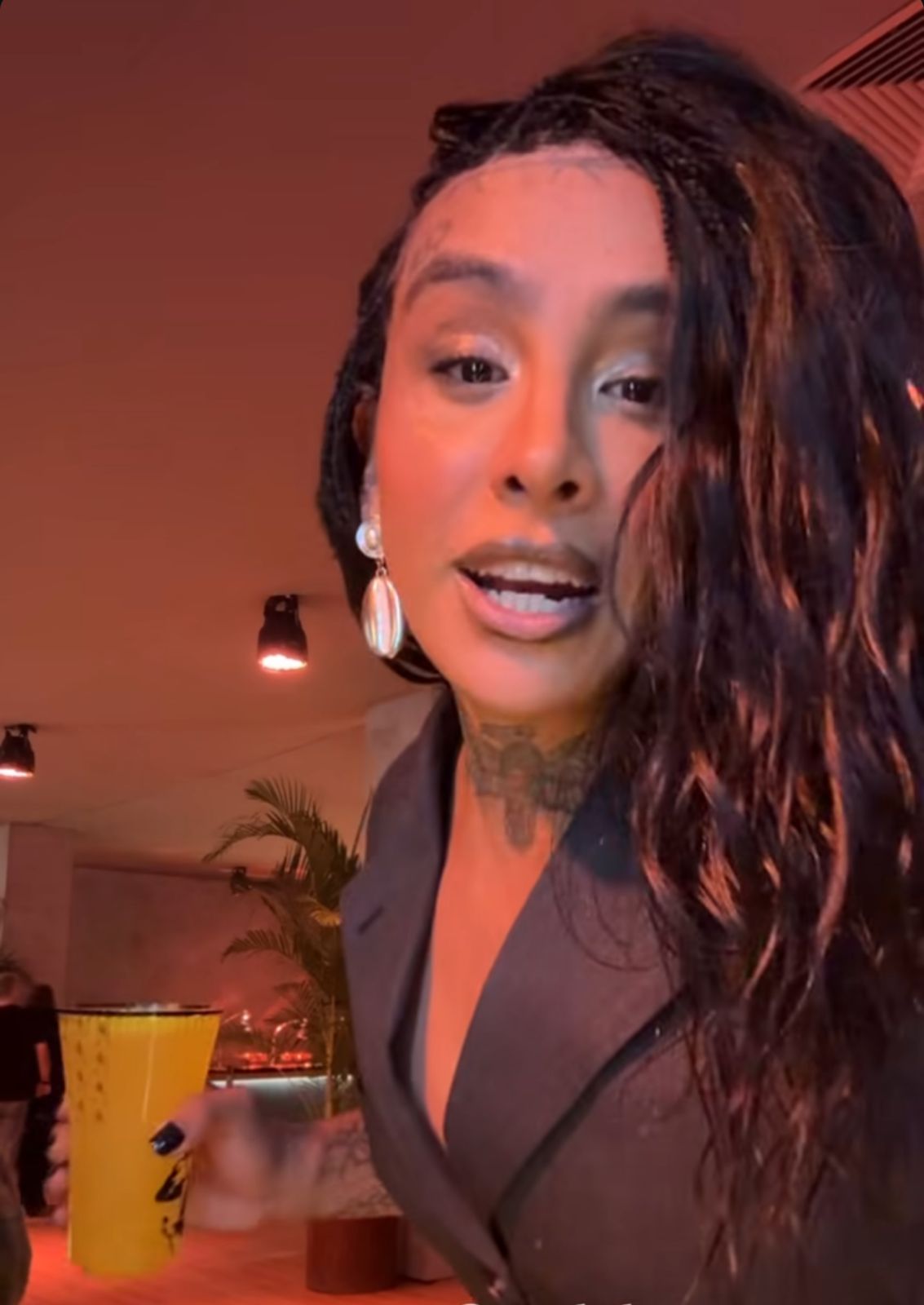 Linn da Quebrada faz alerta sobre saúde mental no The Town