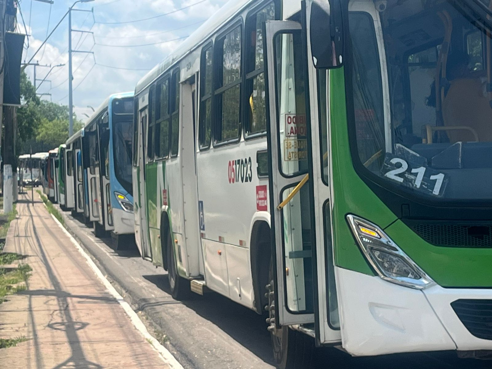 Rodoviários paralisam atividades e ameaçam greve geral em Manaus
