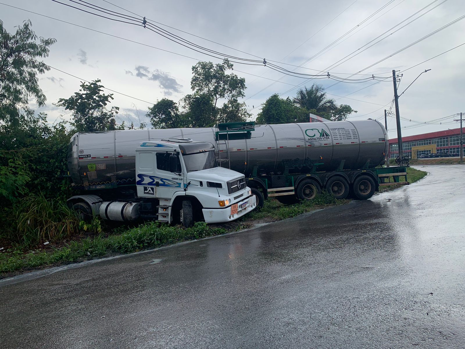 Carreta perde o controle e invade área de mata na Zona Leste de Manaus