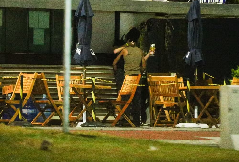 Lucas Leto e Álvaro são flagrados aos beijos; veja fotos