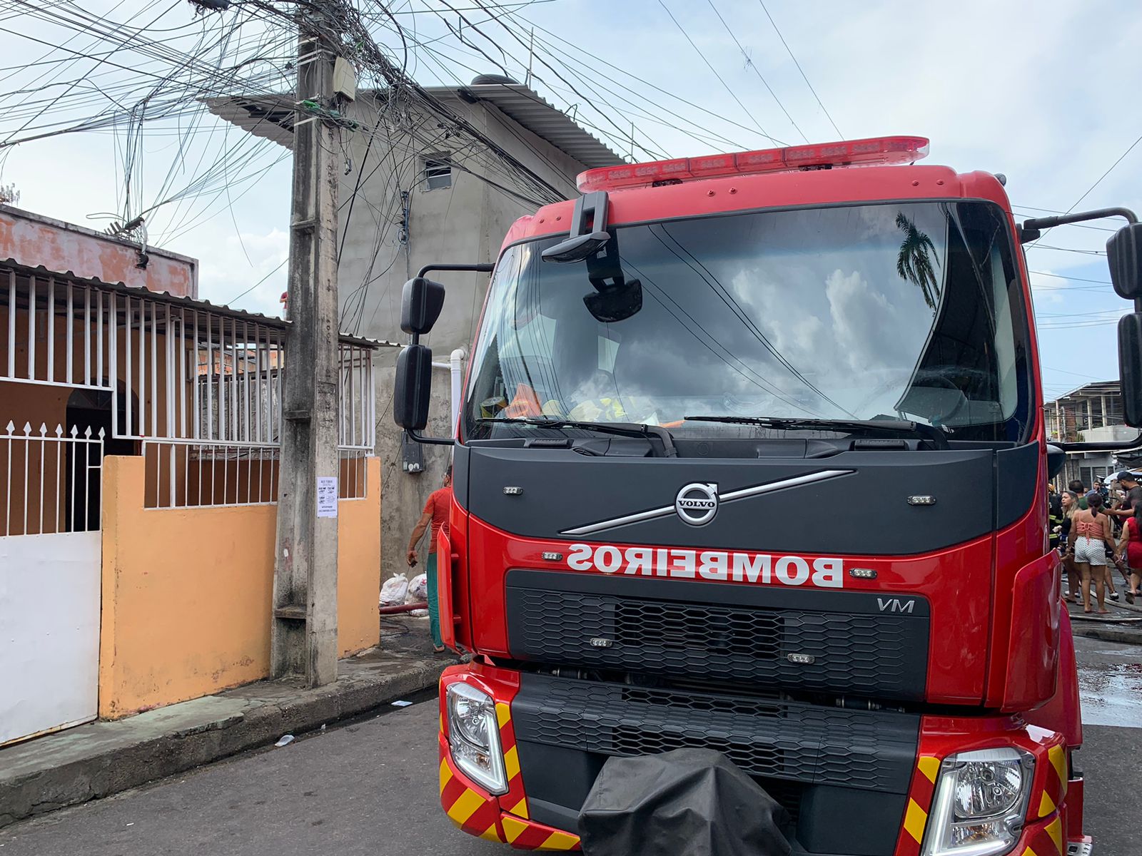 Incêndio destrói duas casas na Compensa