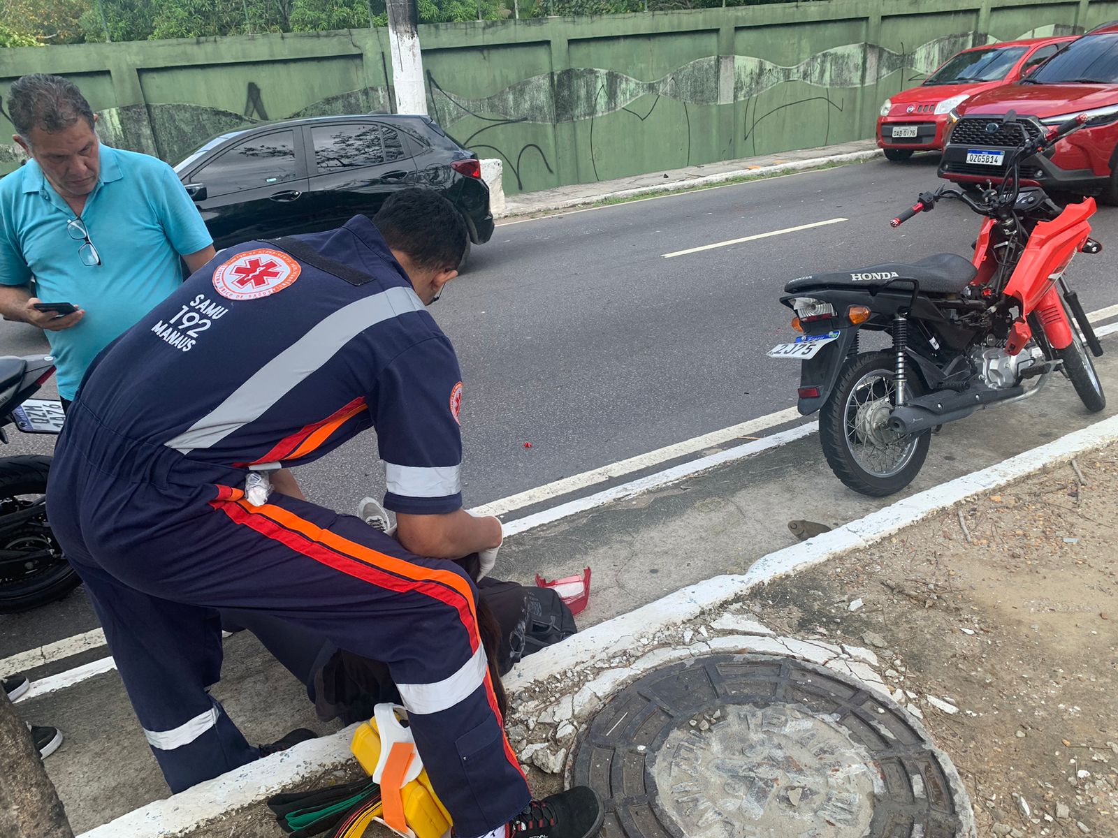 Grave acidente na Efigênio Salles deixa motociclista ferida