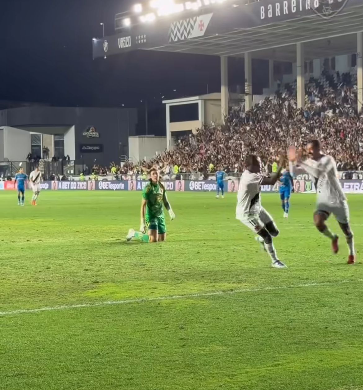 Vasco vence, se afasta do Z4 e Cruzeiro perde chance de dormir na liderança