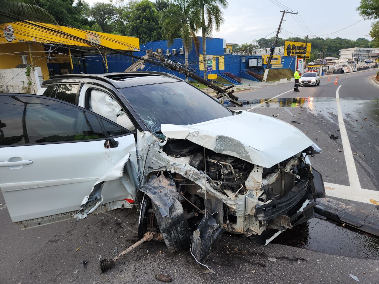 Motorista derruba poste e destrói carro na Avenida do Turismo 