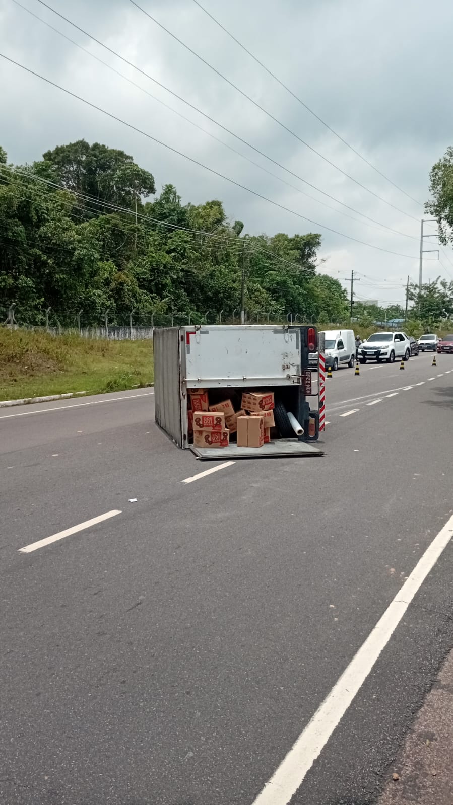 Caminhão baú tomba no meio da Av. Santos Dumont e complica trânsito