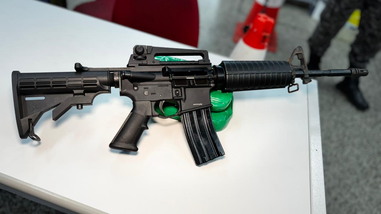 Homem é preso com fuzil e cocaína em condomínio em Manaus