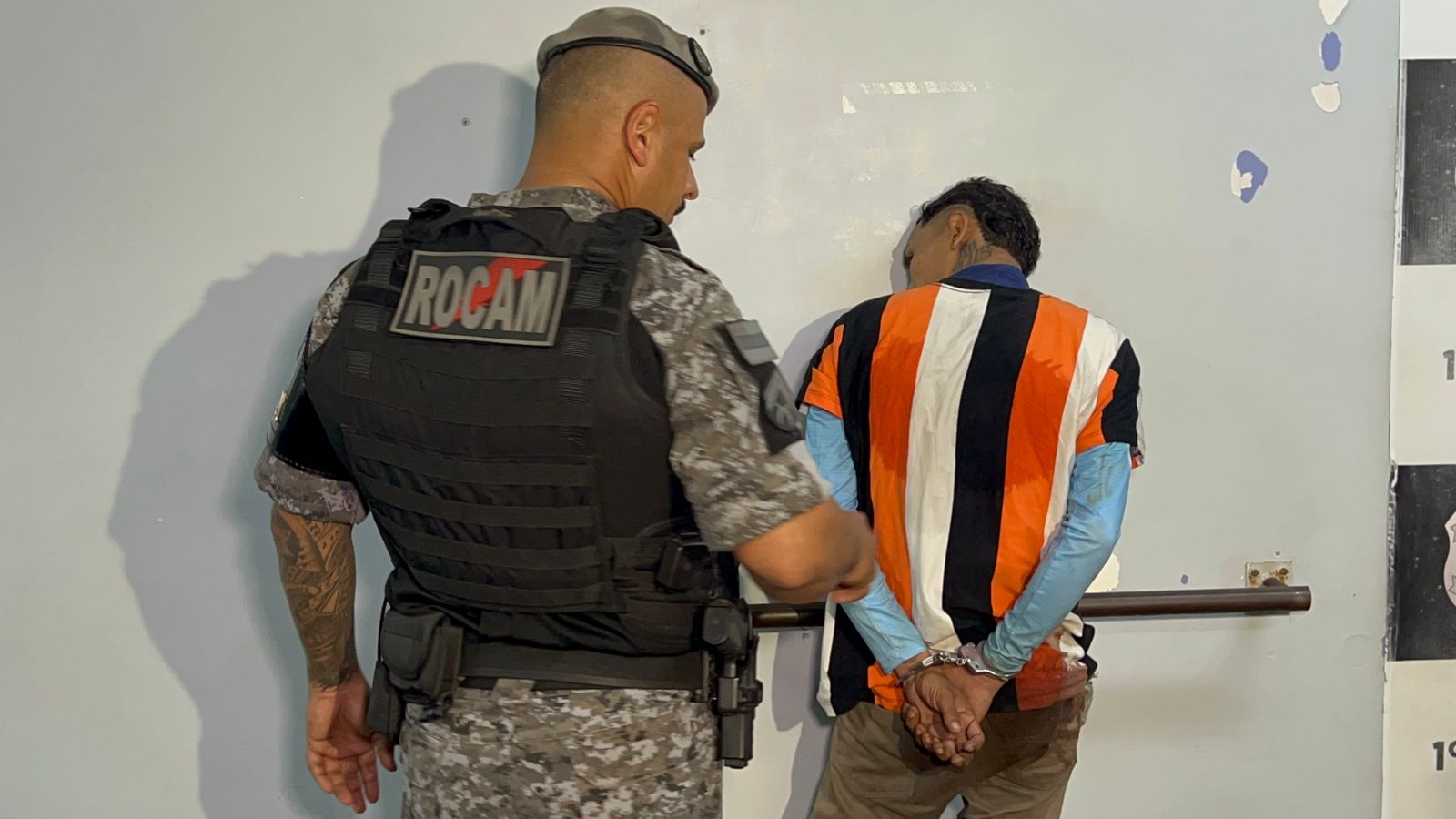 Dupla em fuga cai de moto e é presa com armas após assaltos em Manaus