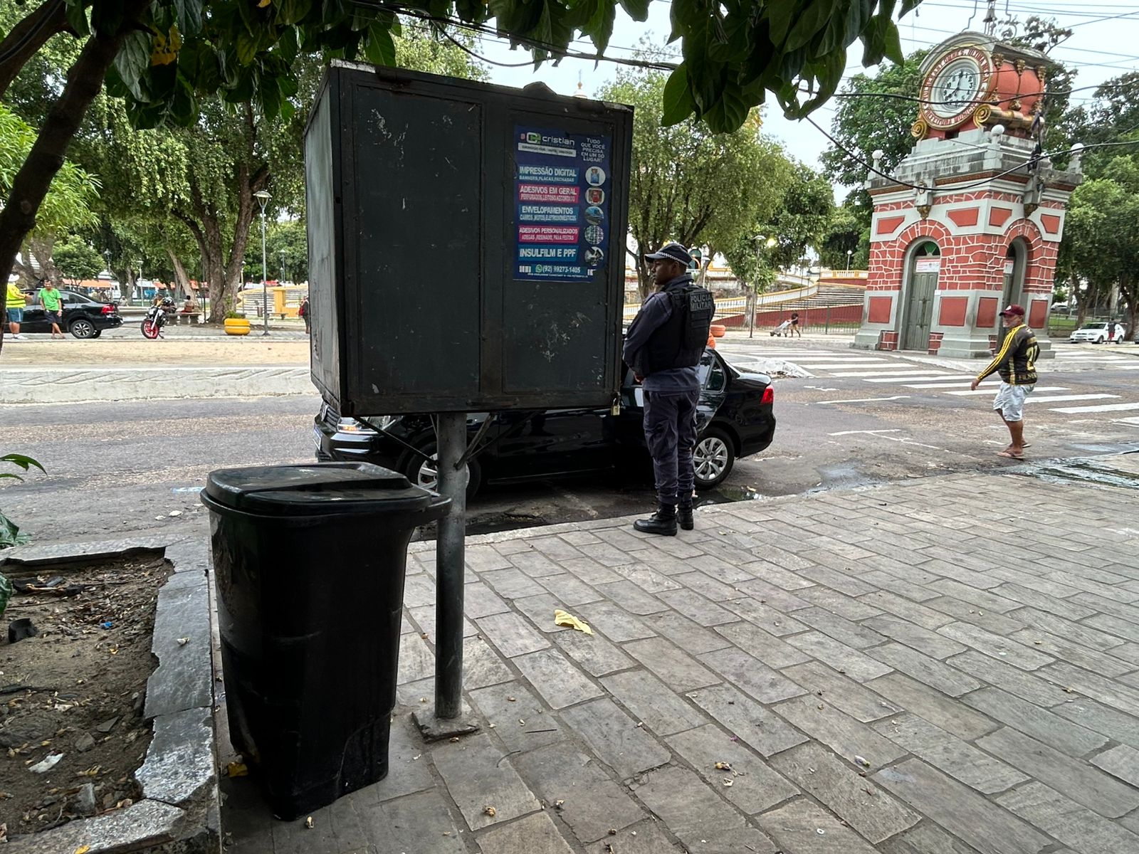 Corpo é achado dentro de lixeira próximo ao Relógio Municipal no Centro