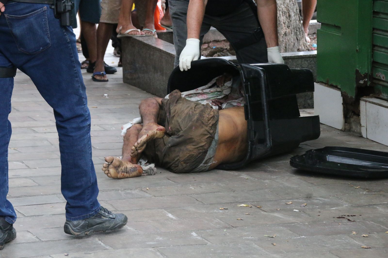 Homem achado morto em lixeira no Centro era catador de latinhas