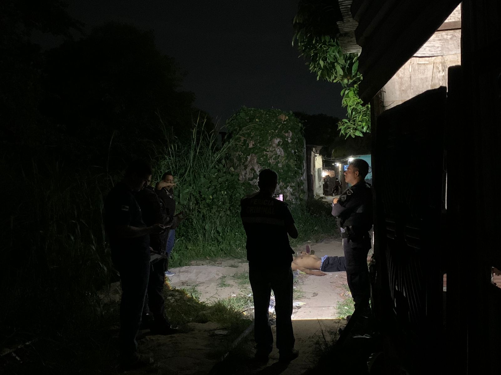 Homem é morto a tiros em beco no Jorge Teixeira