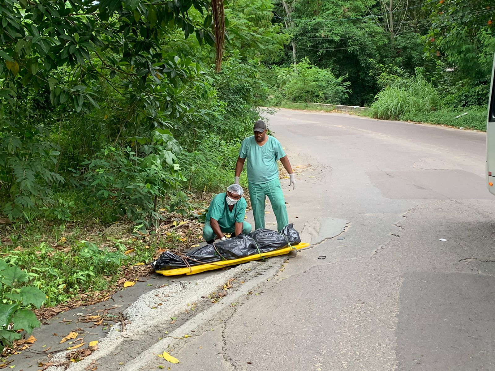 Sem roupa, corpo de homem é encontrado em área de mata no Conjunto Petros