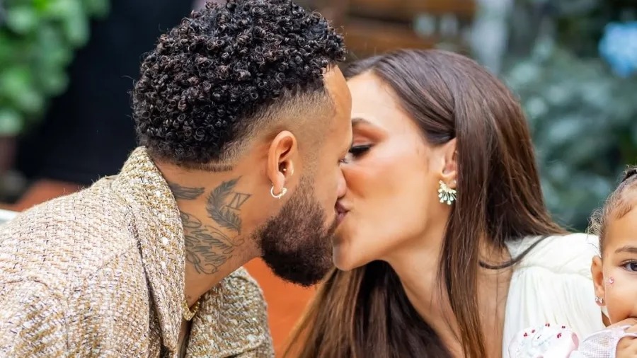 Bruna Biancardi posta foto aos beijos com Neymar em meio a boatos de crise