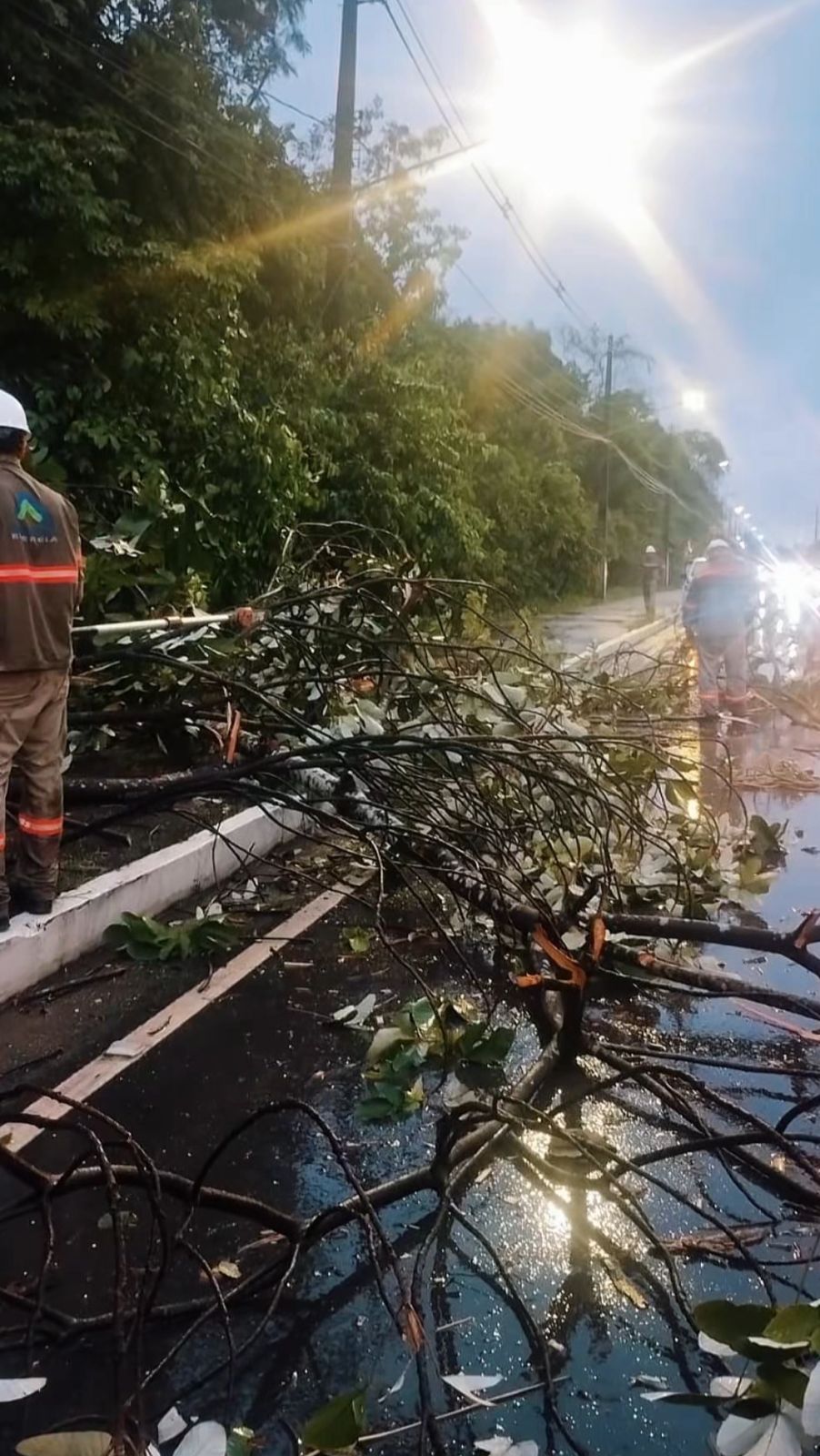 Temporal deixa bairros de Manaus sem energia