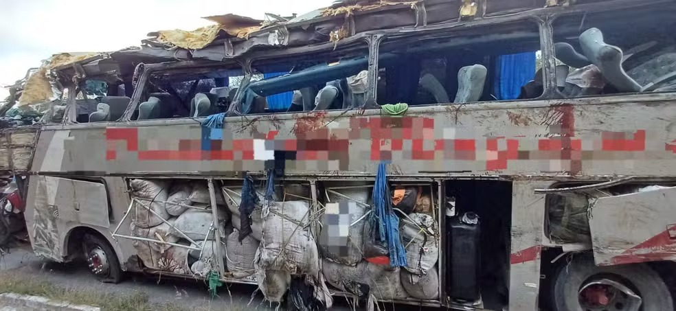 Sobe para 17 número de mortos em acidente com ônibus em Pernambuco 