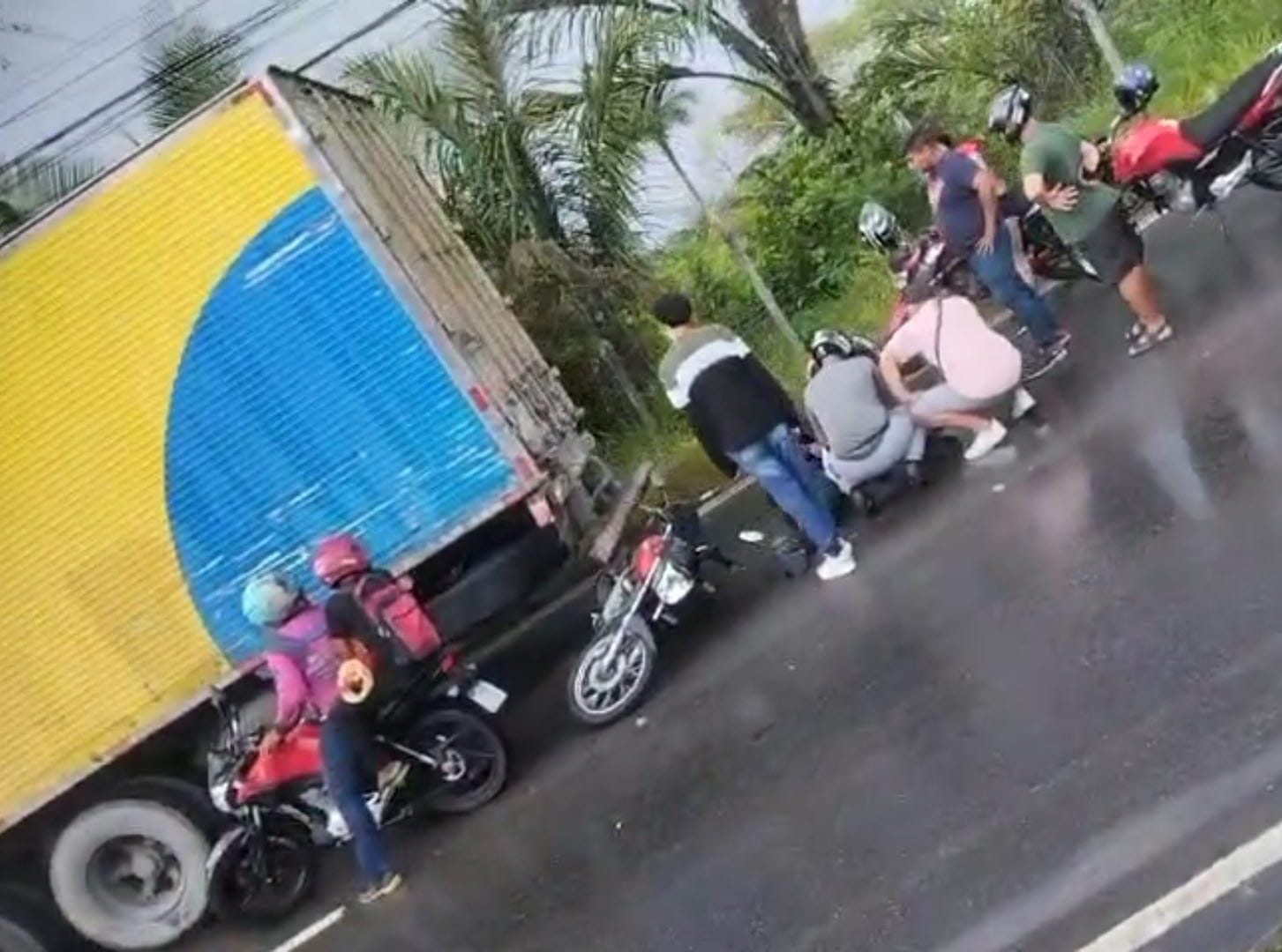 Motociclista colide com traseira de caminhão na Av. Torquato Tapajós