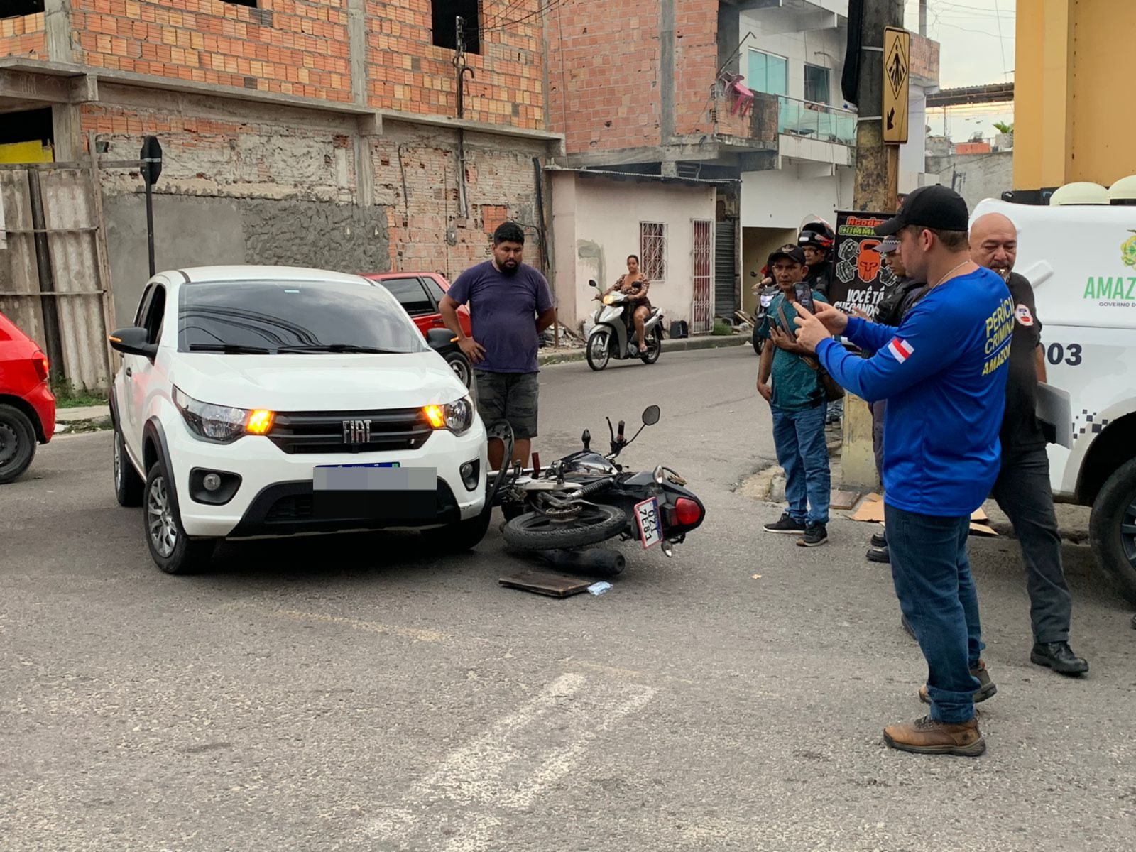 Acidente entre carro e moto deixa mulher ferida na Zona Leste