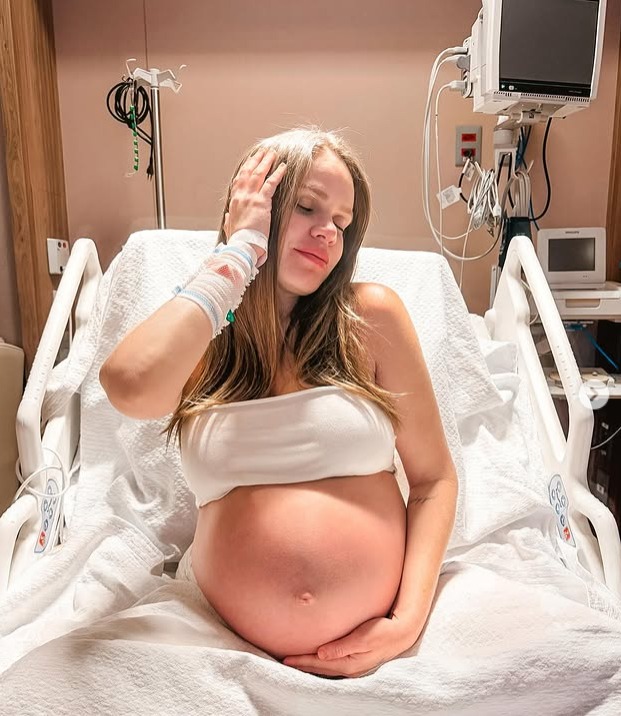 Internada, ex-bbb Paulinha Leite revela que parto será antecipado