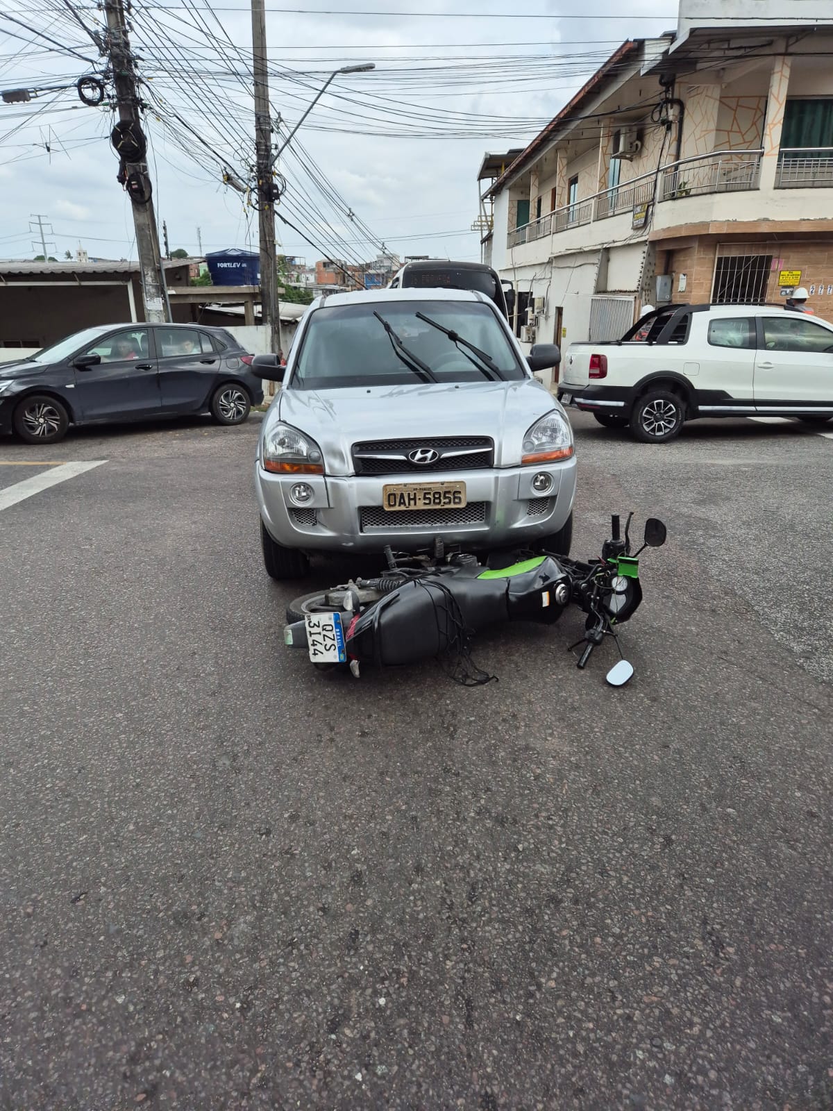 Motociclista fica ferido após acidente com carro em Manaus 
