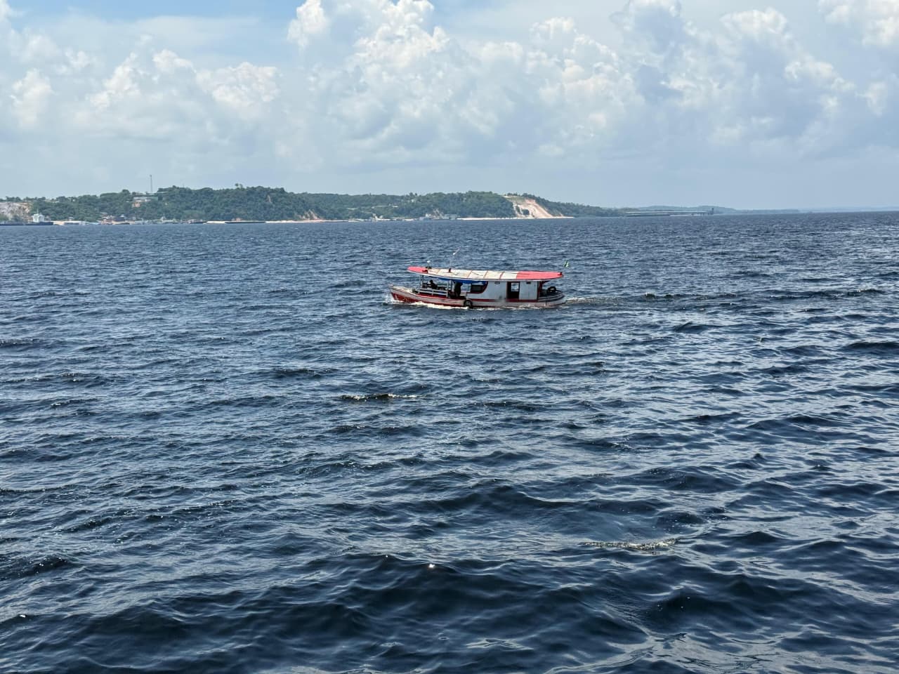 MP investiga abastecimento de lanchas com passageiros em Tefé