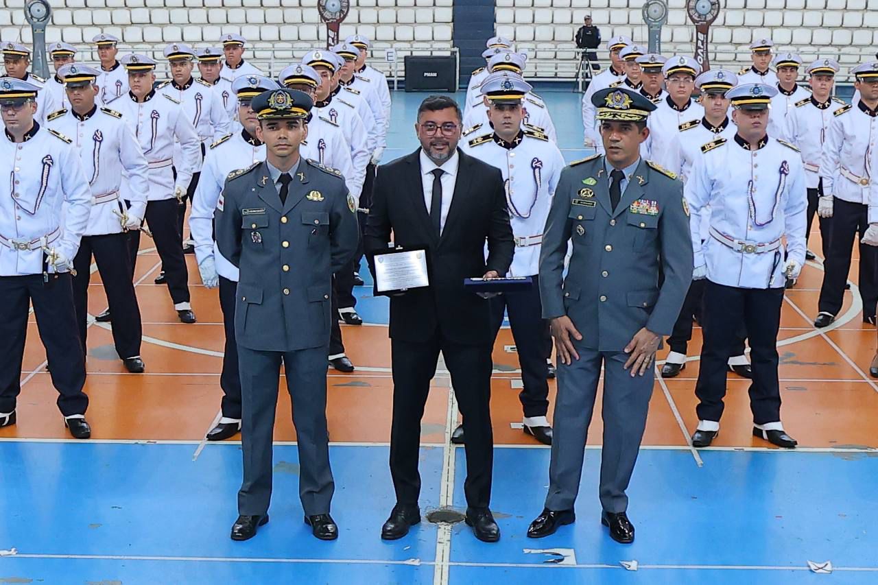 Cerimônia do Espadim Tiradentes reúne 104 futuros oficiais da PM em Manaus