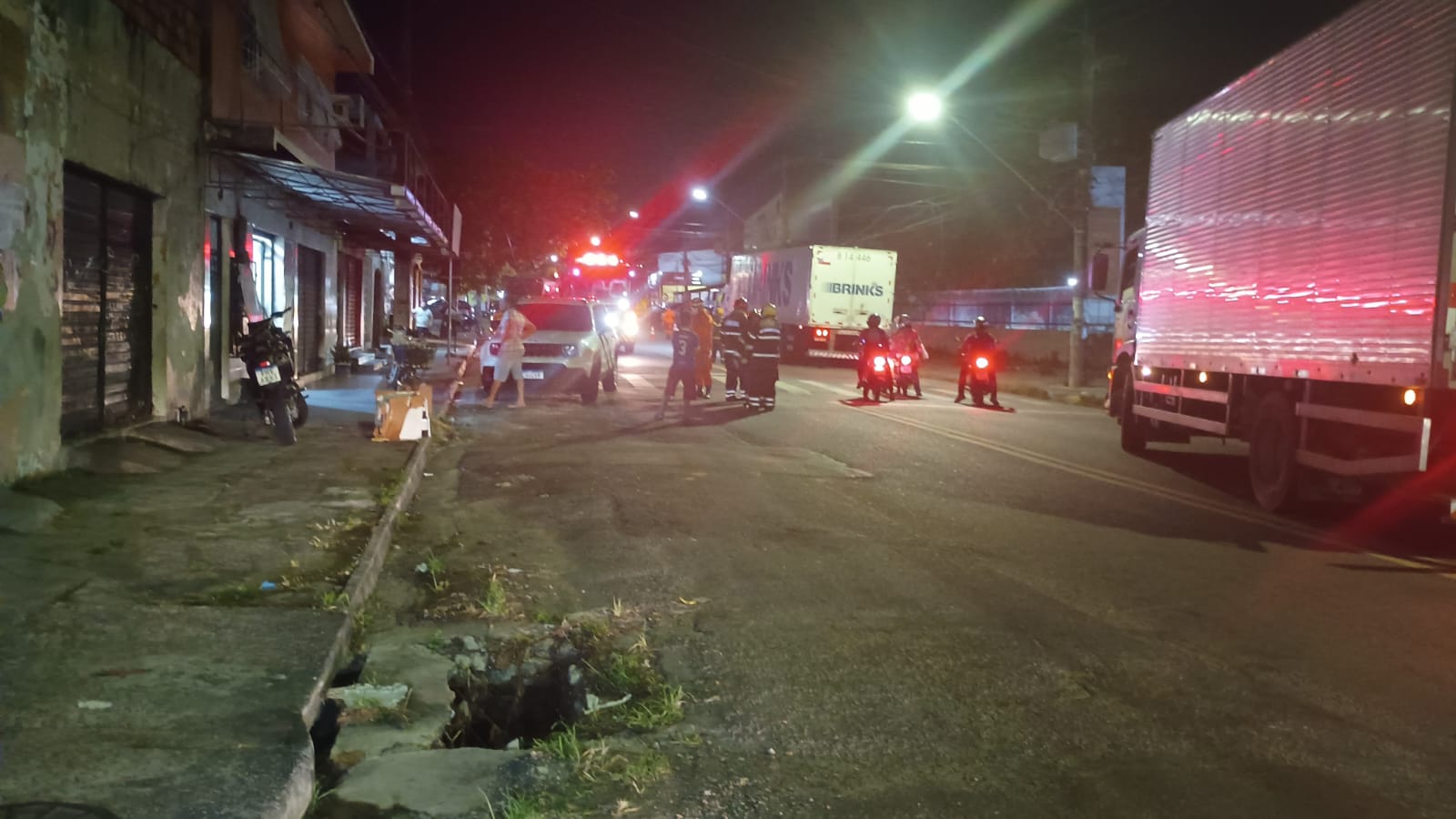 Homem é socorrido após levar choque em fio derrubado por caminhão em Manaus