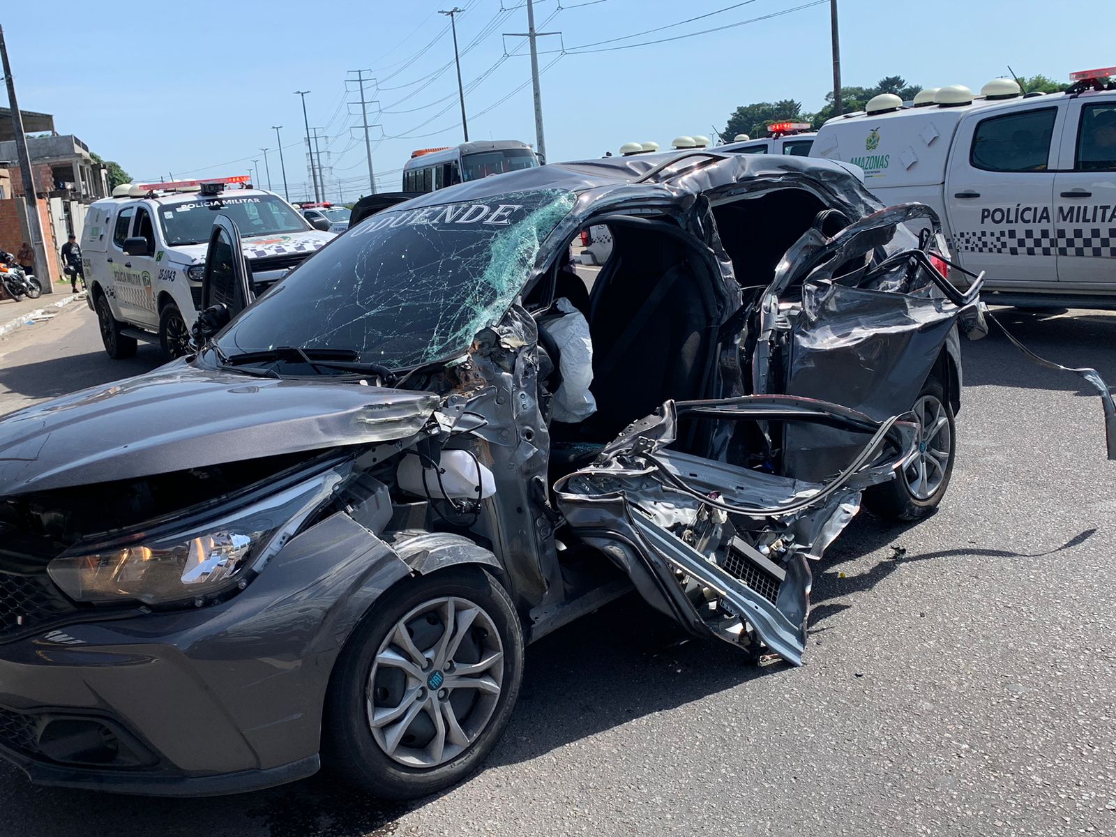 Passageiro morre após carro de app colidir com ônibus no Novo Aleixo