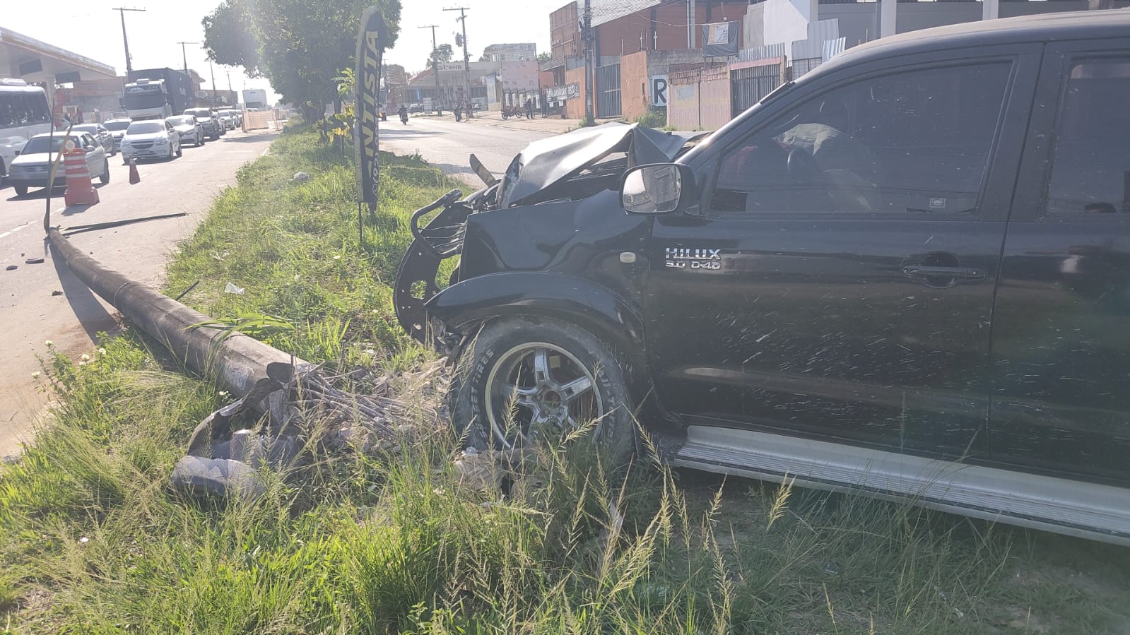 Hilux fica destruída após derrubar poste em avenida no Terra Nova