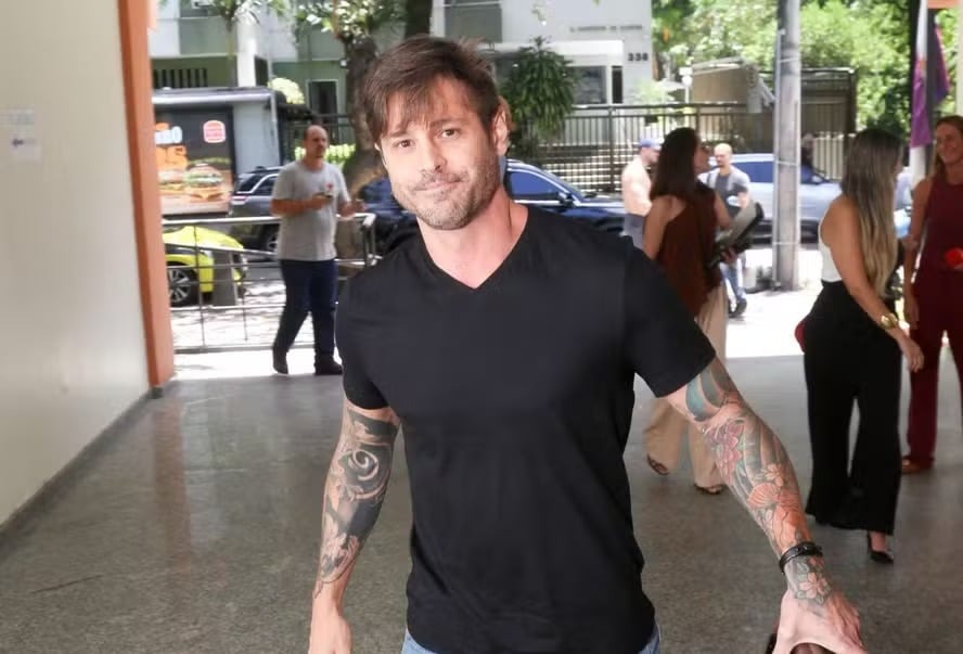 Dado Dolabella vai à delegacia denunciar ex-namorada por perseguição 