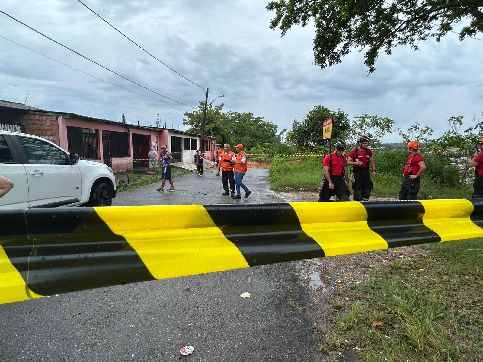 Chuva forte causa desabamentos, erosões e deixa Manaus em alerta