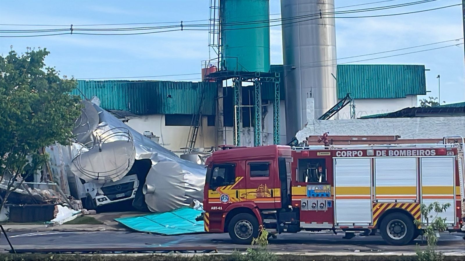 Trabalhador fica ferido com desabamento de tonéis de vinagre na Compensa