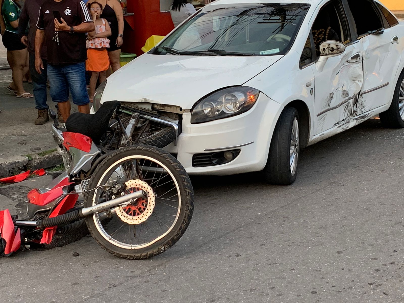 Acidente entre moto e carro deixa militar ferido em Manaus