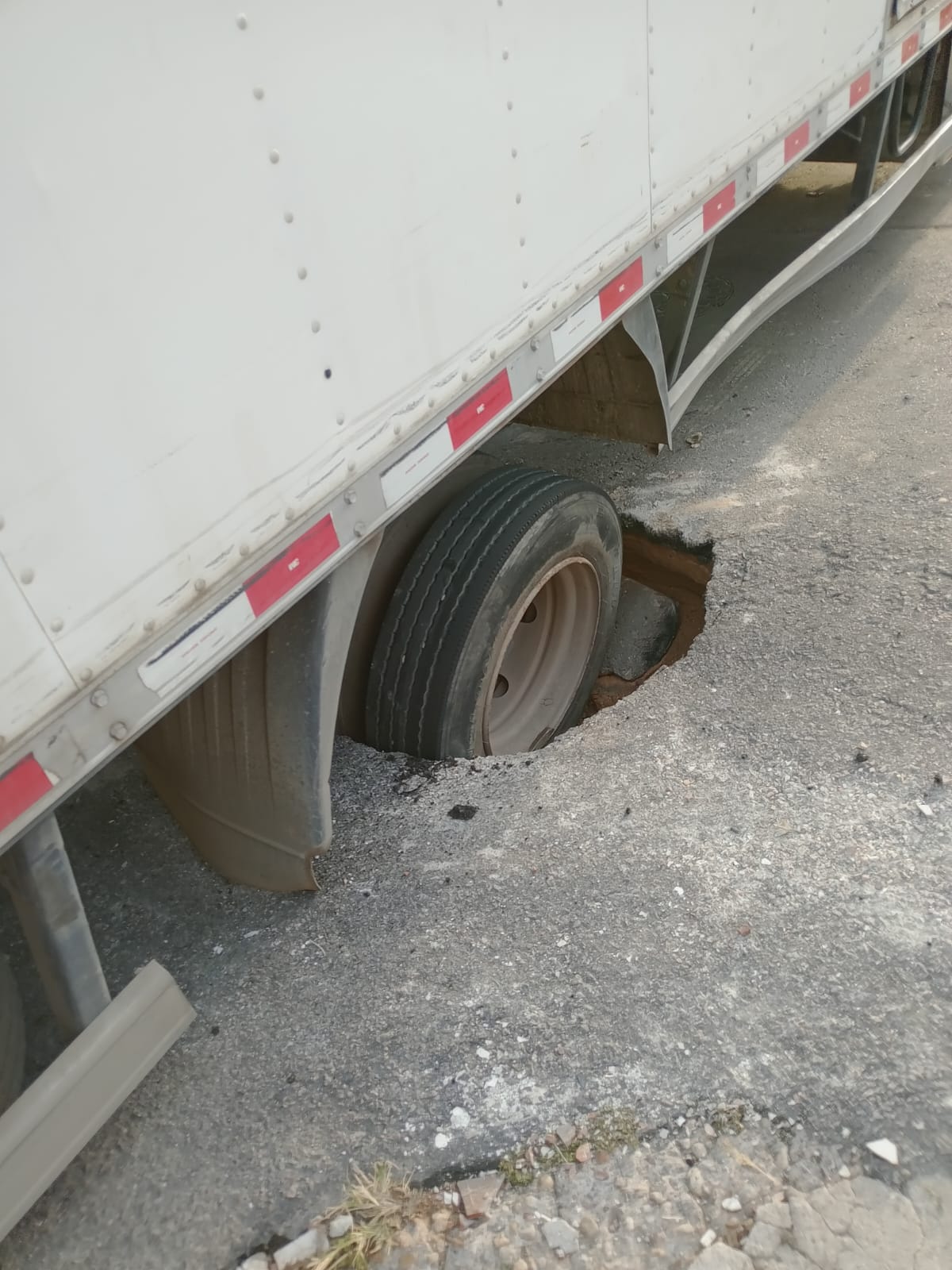 Caminhão despenca em cratera no Japiim um dia após denúncia de moradores