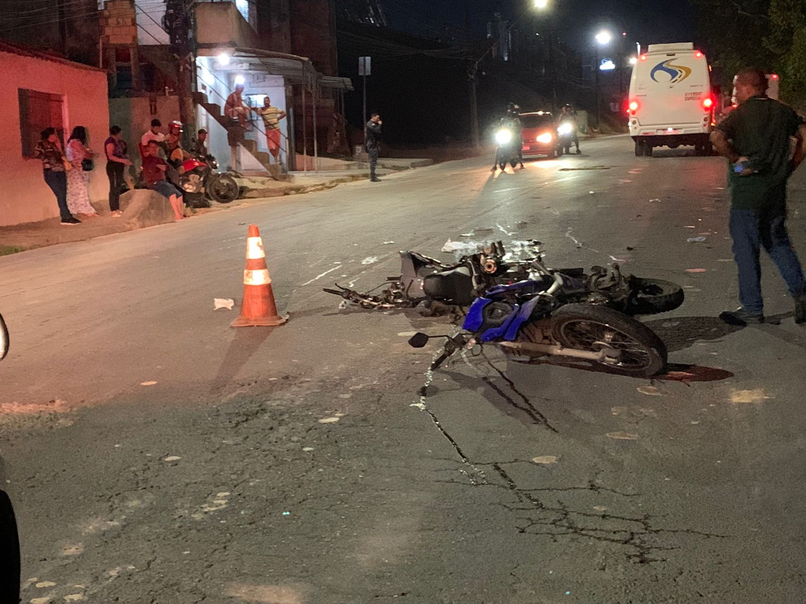 Motociclistas são arremessados no asfalto após colisão em Manaus