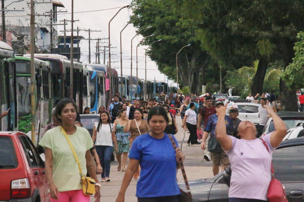Rodoviários de Manaus deflagram nova greve e travam Av. Constantino Nery