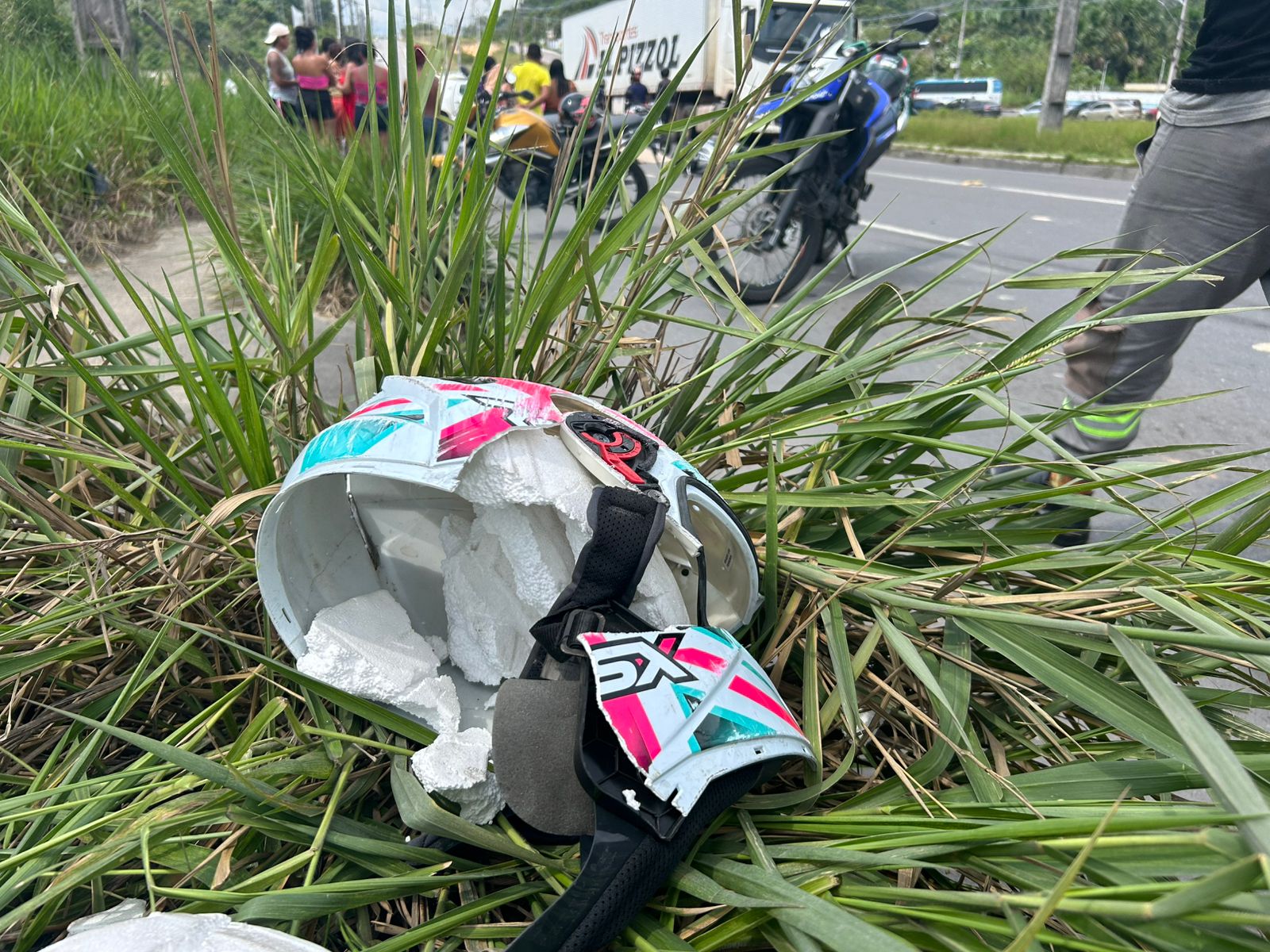 Motociclista morre em grave acidente com caminhão na Avenida das Flores