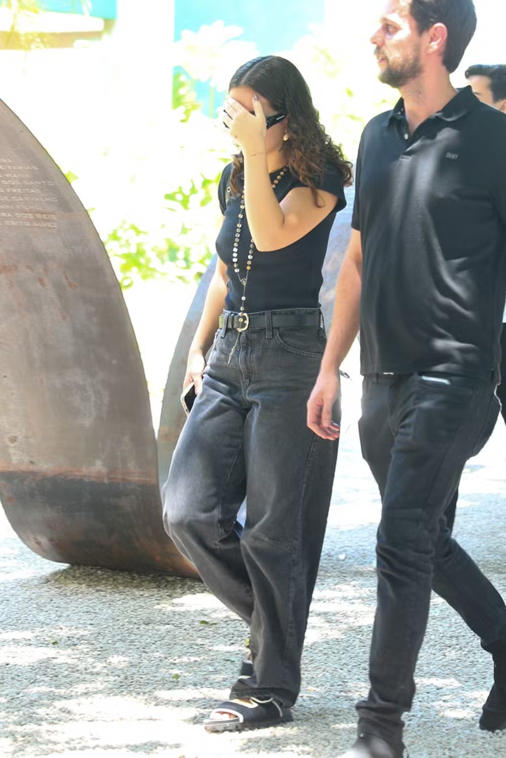 Mel Maia se despede da mãe em velório no Rio 