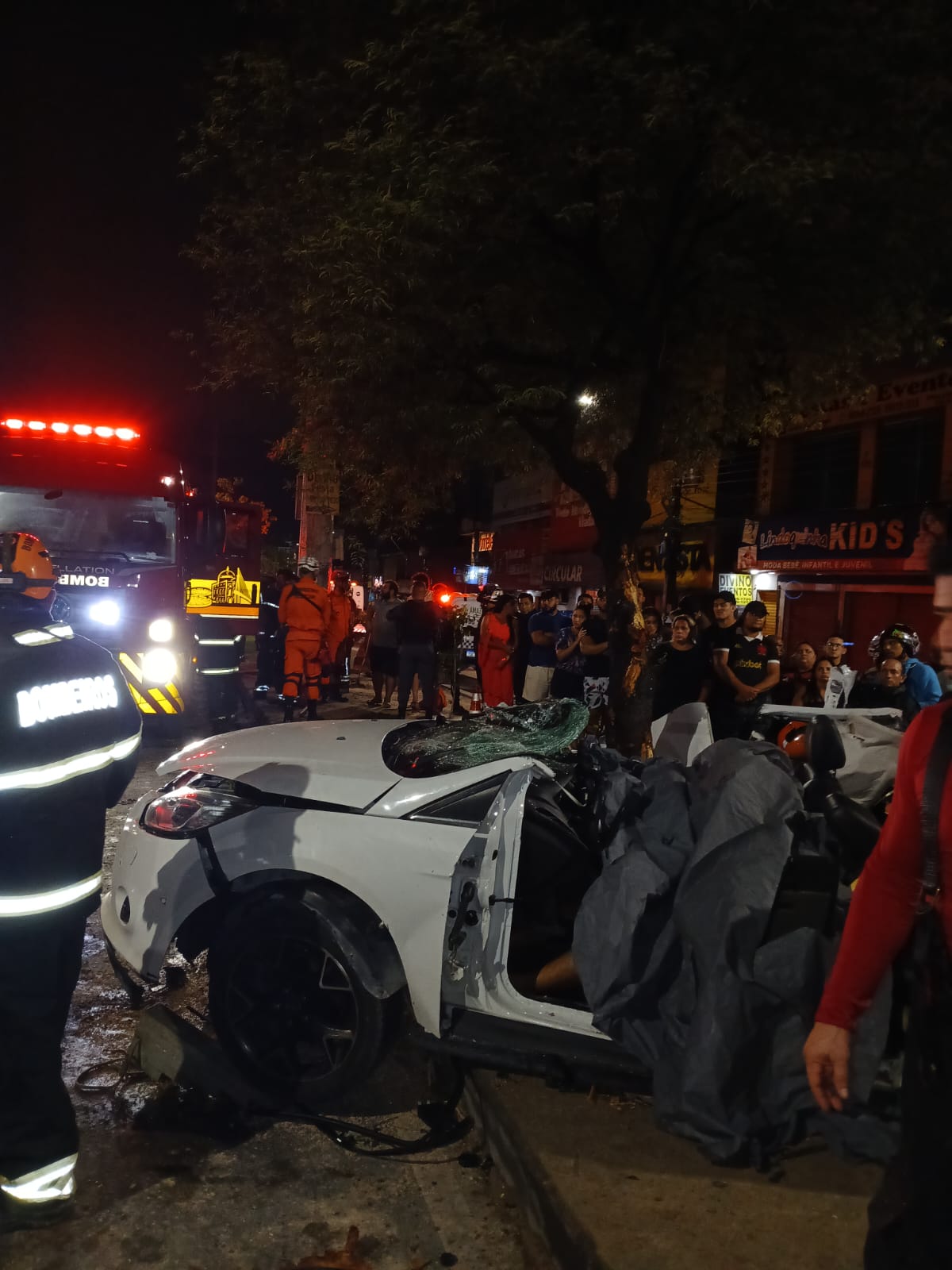 Dois homens morrem após carro capotar e bater em árvore na Av. Autaz Mirim