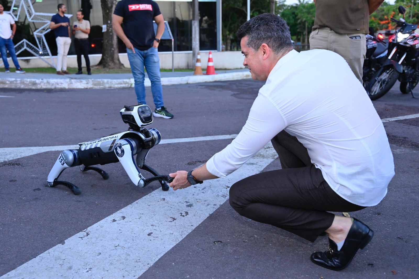 Guarda Municipal ganha cão-robô e arma tecnológica para atuar em Manaus