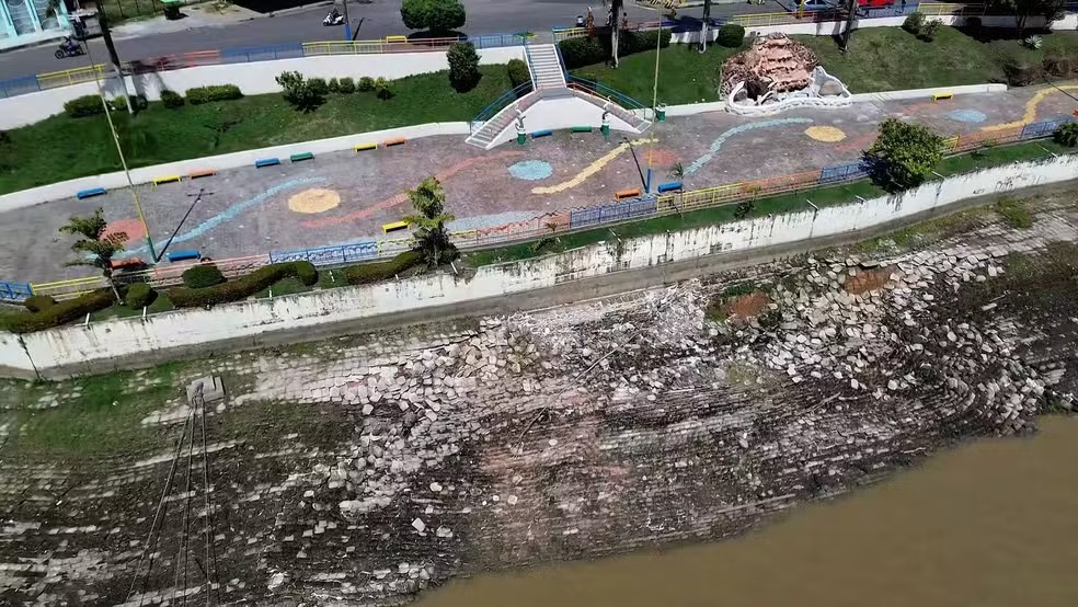 Deslizamento em Itacoatiara interdita trecho da orla e ameaça calçadão