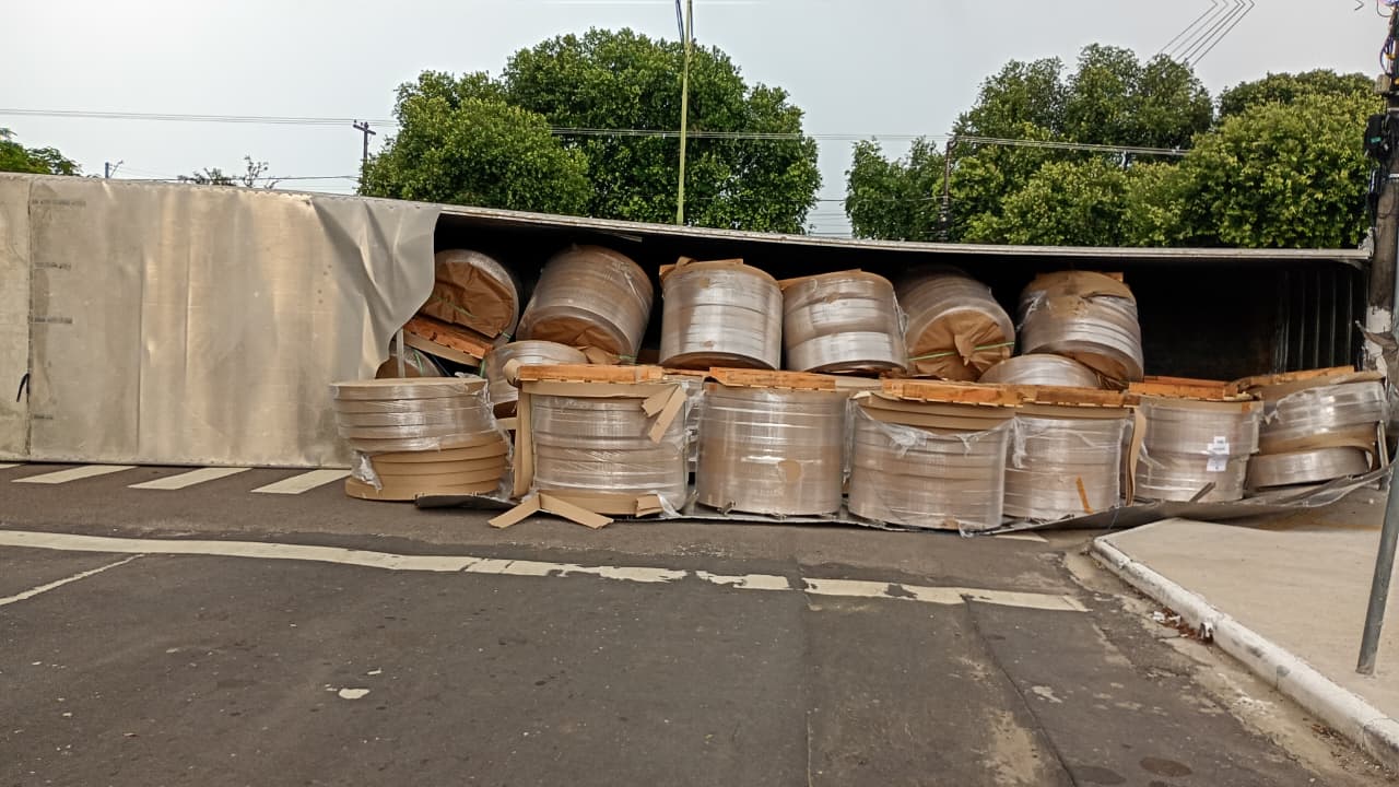 Carreta tomba durante curva e causa congestionamento na Av. Boulevard