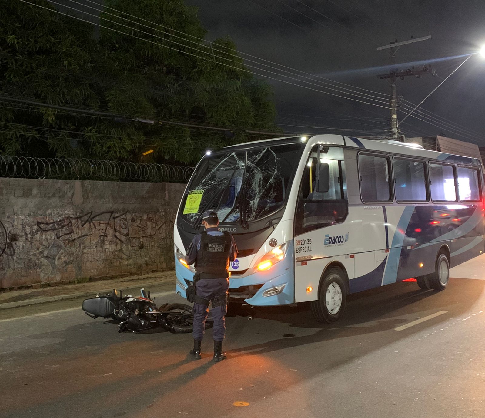 Micro-ônibus desgovernado arrasta moto e mata passageiro em Manaus