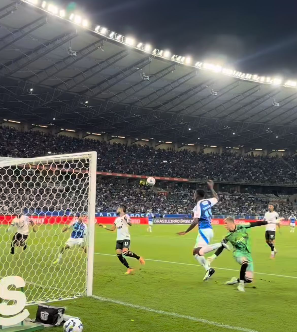 Cruzeiro abre 2 a 0, mas Botafogo empata no fim em jogo no Mineirão