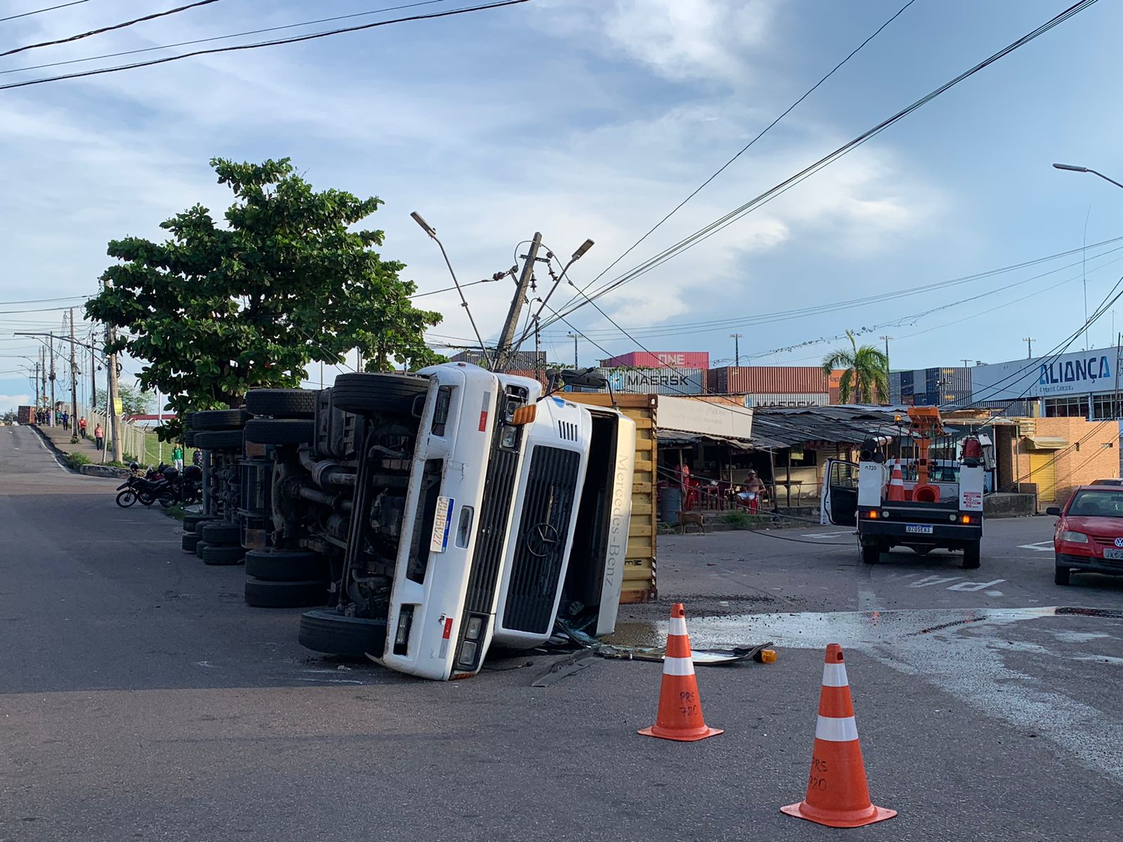 Carreta tomba e derruba poste na Zona Sul de Manaus